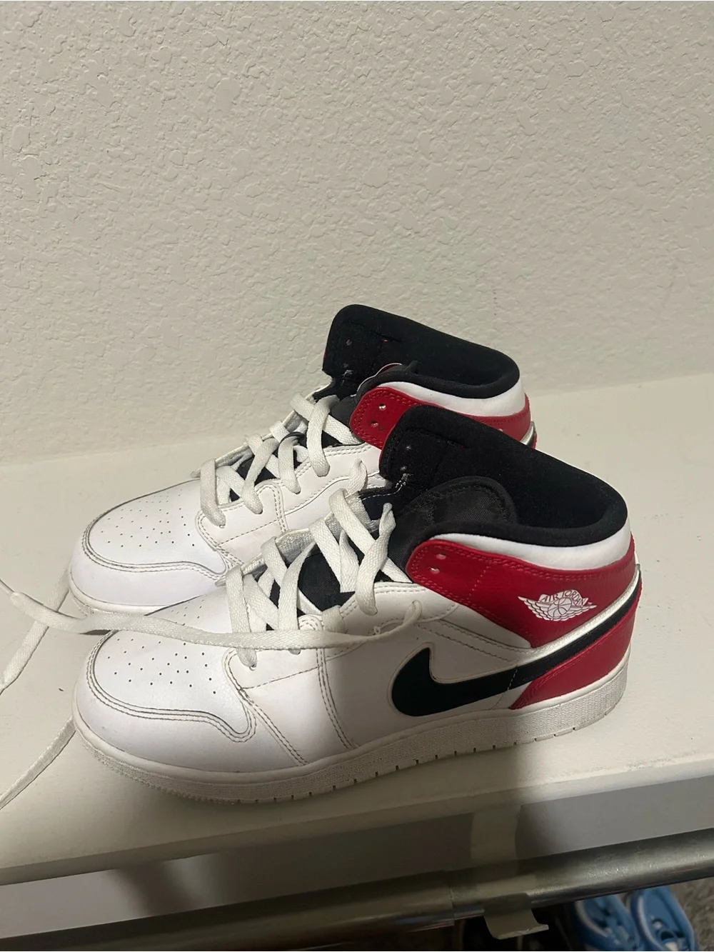 Jordan 1 Mids Big Kids 6.5Y 8 in women’s